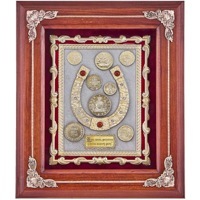 Панно "Подкова с монетами" 28x34 см орех золотая отделка